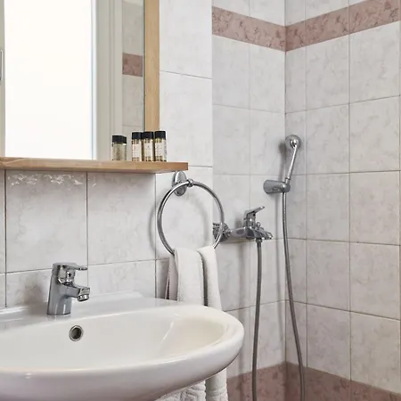 Favie Suzanne Tínos